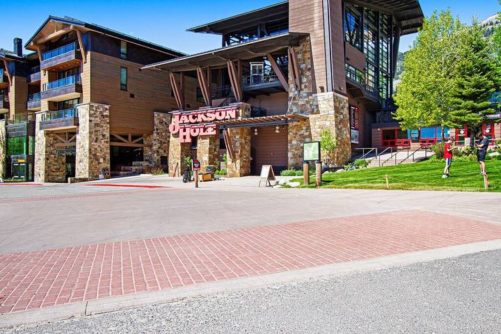 Holiday rental for 11 people, with hot tub and balcony as well as pool and sauna in Jackson Hole