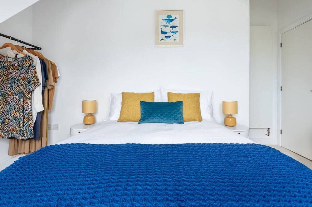 Entire apartment, `Bells Chapel` - Private Parking - Great location! in Falmouth (Cornwall), Cornwall