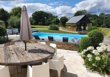 Cottage pour 10 personnes, avec vue sur le lac et jardin ainsi que vue et piscine dans Les Hauts-d'Anjou