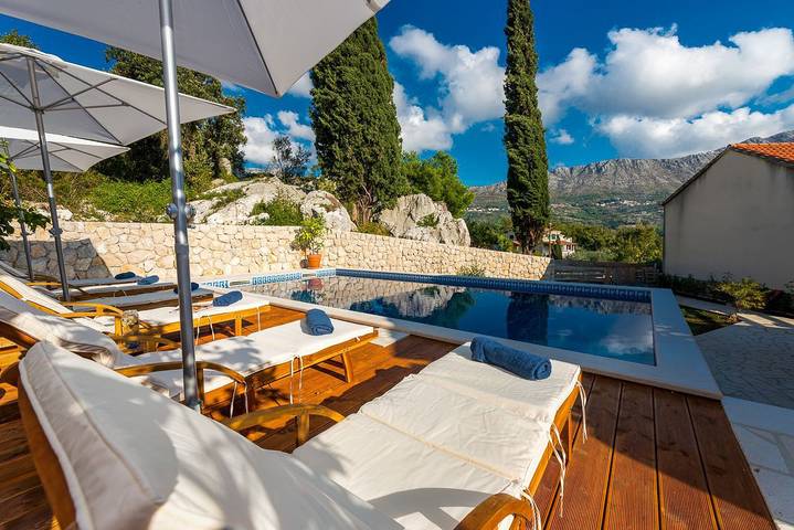 Villa pour 6 personnes, avec terrasse et jardin ainsi que sauna et piscine à Srebreno