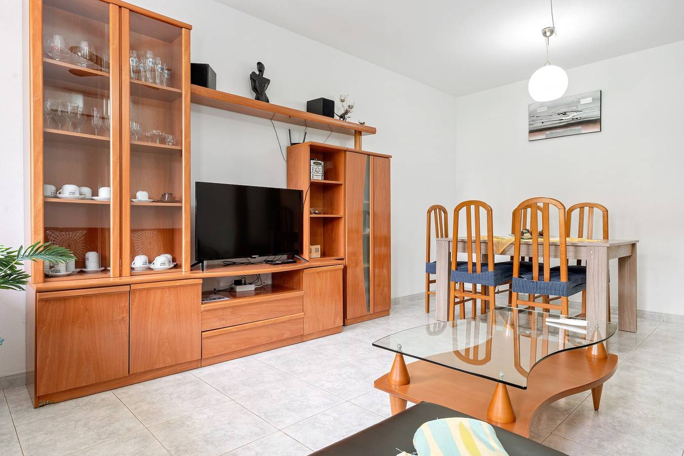 Apartamento entero, Apartamento 'Constancia' con vistas a la montaña, Wi-Fi y aire acondicionado in Tierras del Ebro, Delta del Ebro