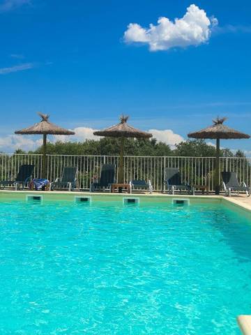 Hôtel pour 2 personnes, avec vue ainsi que jardin et piscine, animaux acceptés à Collias