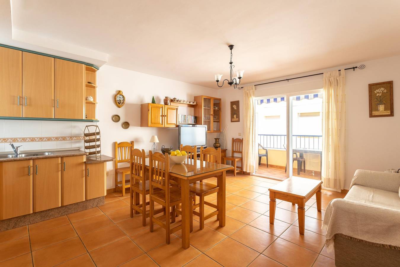 Entire apartment, Holiday Apartment ‘Apartamento Paraíso Sol’ directly by the Beach with Wi-Fi, Balcony, Shared Garden & Pool in Torrox Costa, Torrox