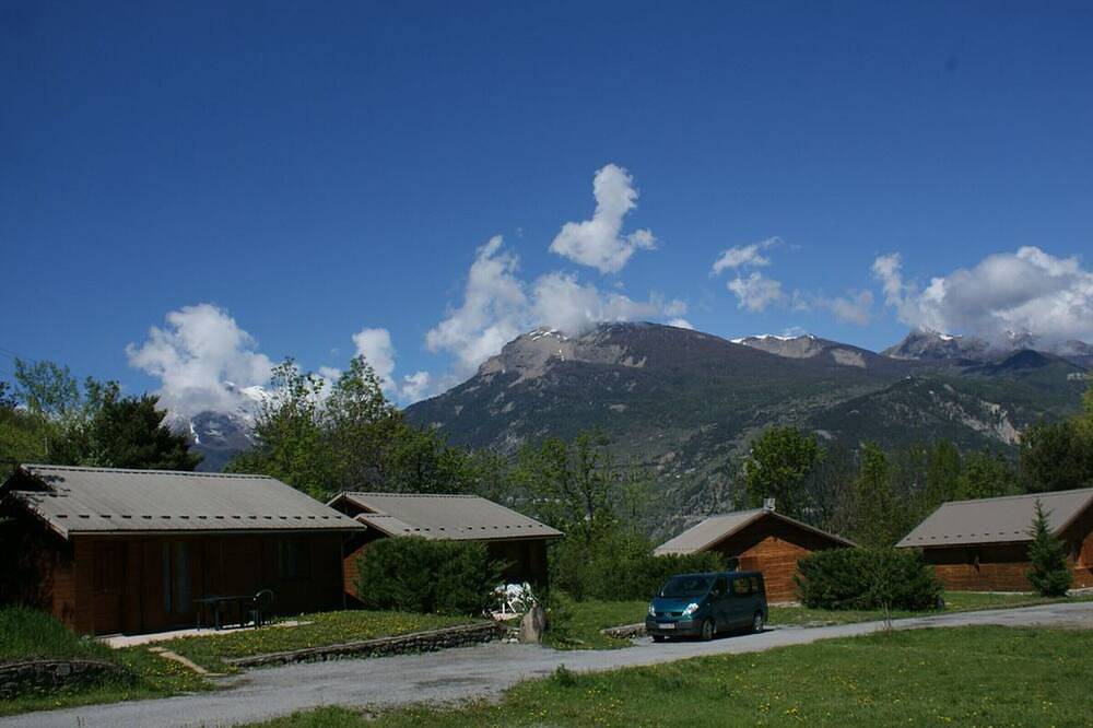 Cozy chalet with terrace in Guillestre in Guillestre, Écrins National Park