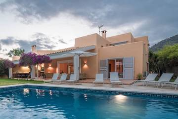 Villa für 10 Personen, mit Whirlpool und Garten sowie Balkon auf Ibiza