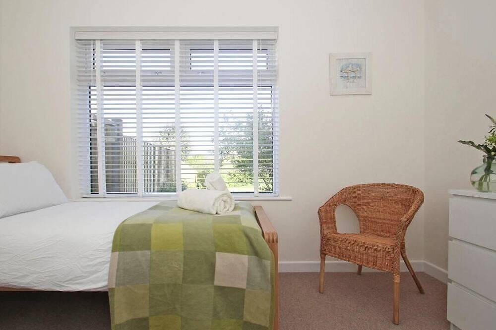 Seagrass, pet friendly, country holiday cottage in Newquay in Crantock, Cornwall