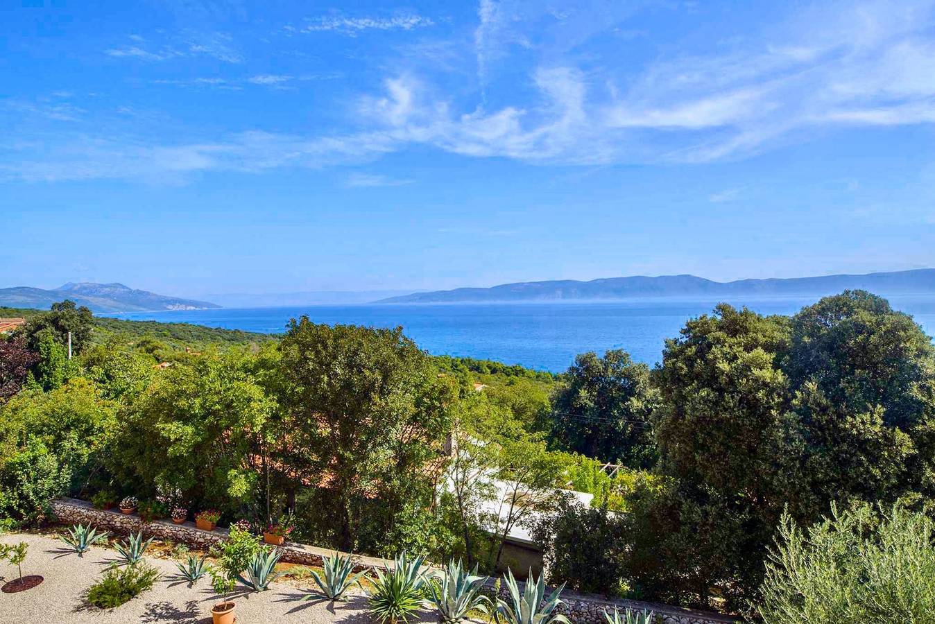 Ganze Wohnung, Ferienwohnung Larissa mit Meerblick 300m vom Strand in Ravni, Ostküste Istrien