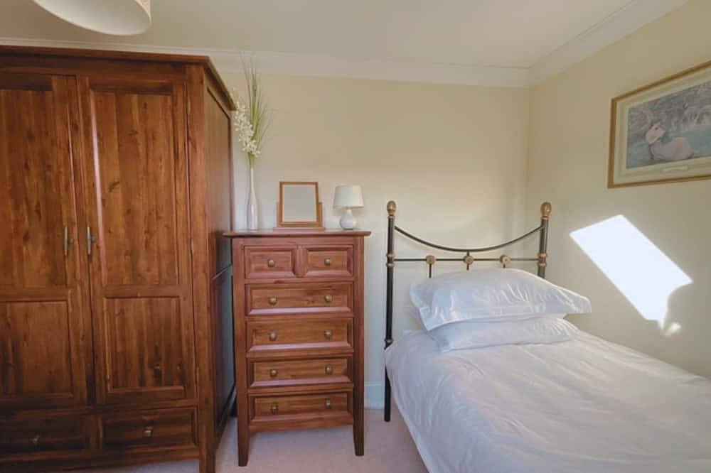 Buttercup Cottage - sleeps 5 guests  in 3 bedrooms in Argyll & Bute