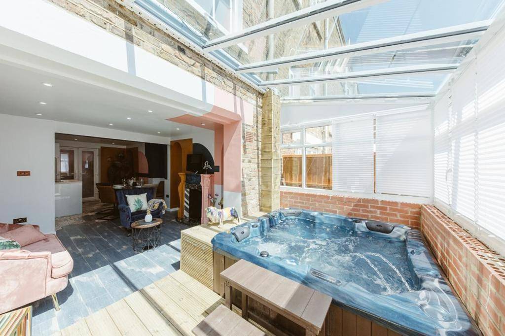Three-Bedroom Villa in Tower Hamlets, London