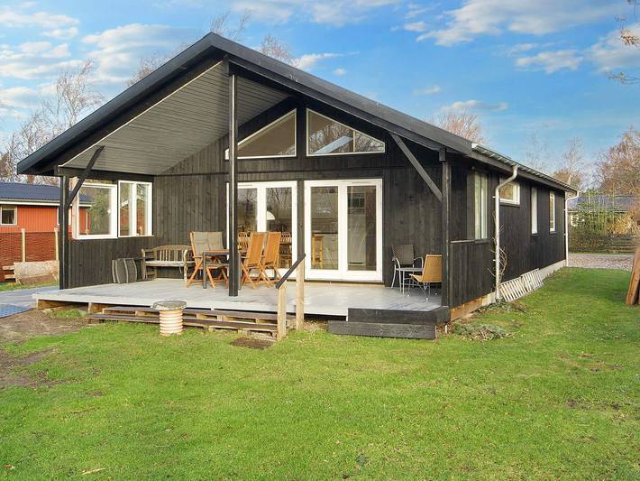Ferieudlejning for 6 personer, med Terrasse og Have i Reersø