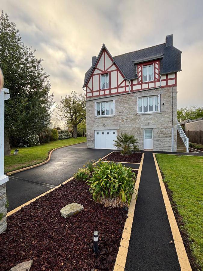 Location de vacances pour 9 personnes, avec jardin, animaux acceptés à Matignon