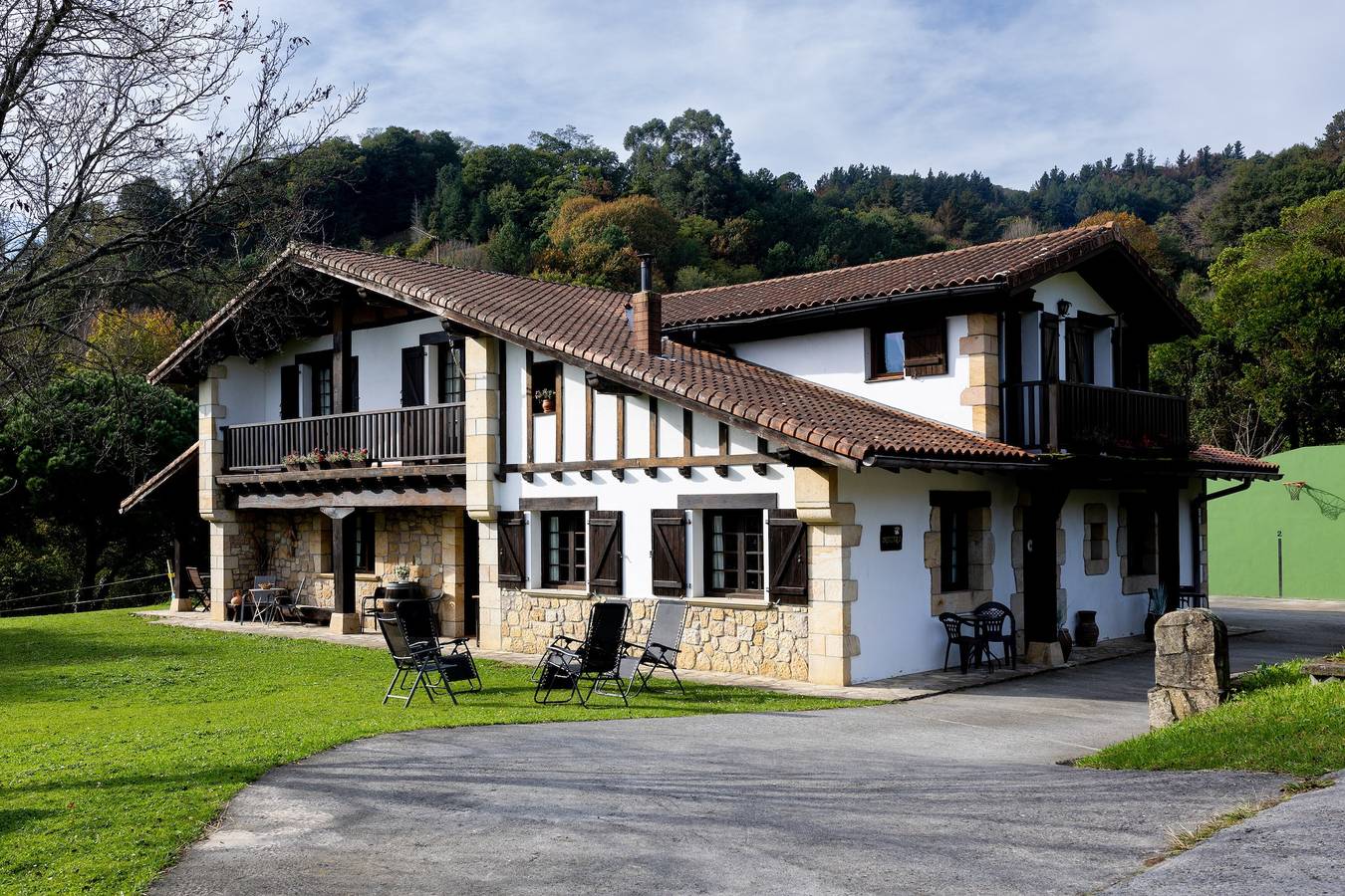 Entire apartment, Country House 'Artizarra' with Mountain View, Private Terrace and Wi-Fi in Hondarribia, Basque Coast (Spain)