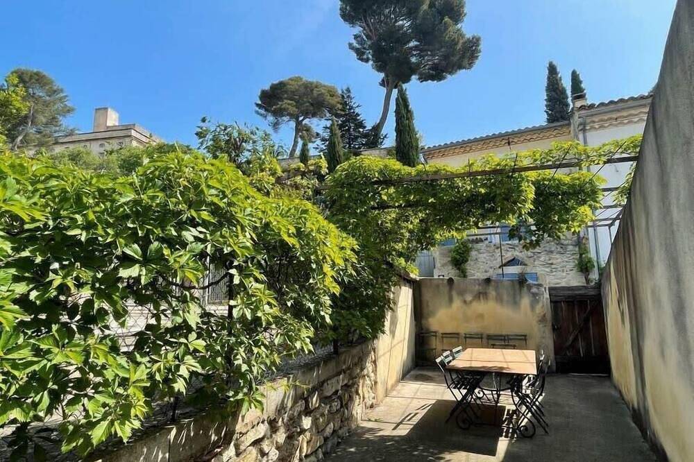 Maison Cosy Lodge, 15 p, clim, wifi, cour, garage in Montfrin, Region de Nimes