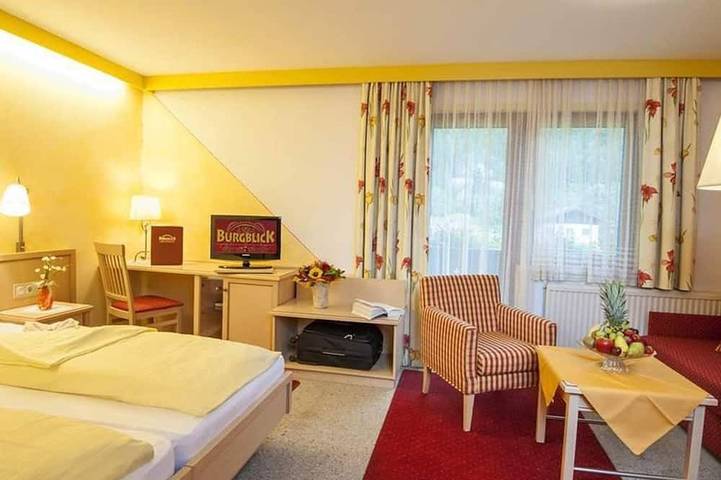 Ferienhaus für 4 Personen, mit Pool und Garten sowie Sauna und Balkon