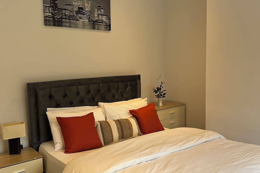 Luxury, Cosy and  Quiet 4-bed House close to town centre and transport in Northampton, Northamptonshire