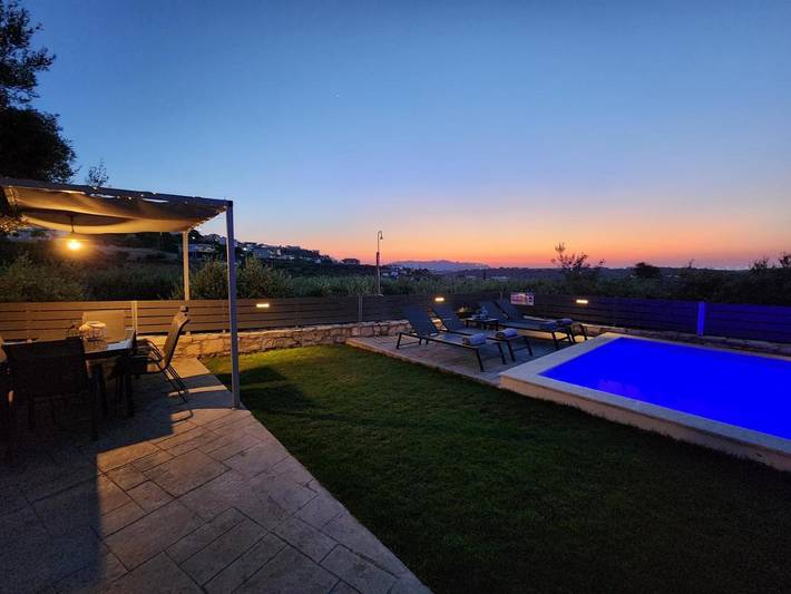 Ferienwohnung für 5 Personen, mit Terrasse und Garten sowie Pool und Ausblick