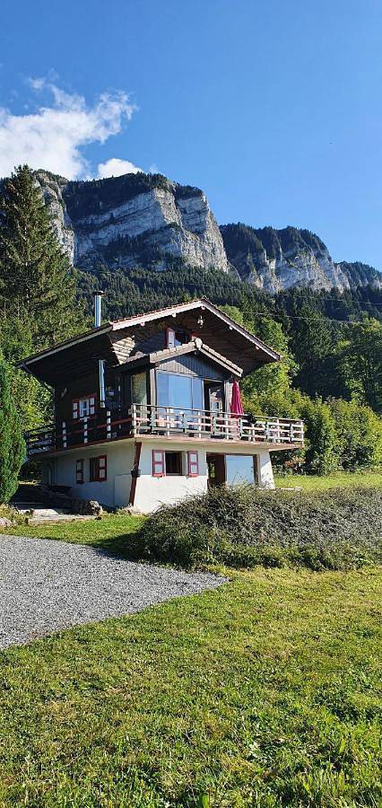 Chalet pour 6 personnes, avec Balcon et Terrasse ainsi que Jardin et Vue sur le lac à Thollon-les-Mémises