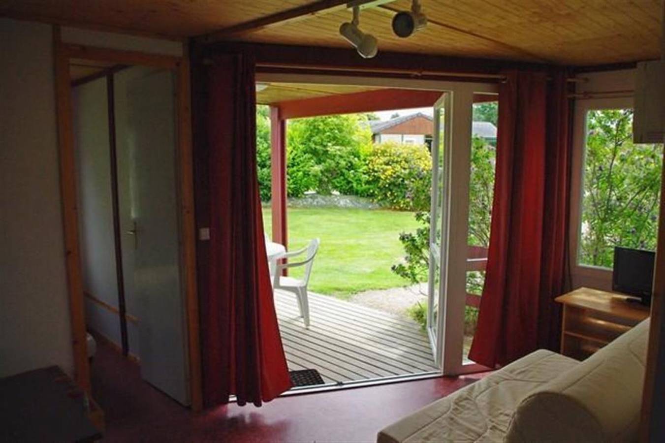 Village de Gîtes Stereden -Chalet 5 - avec terrasse privée et jardin partagé in Pleumeur-Bodou, Côte de Granit Rose