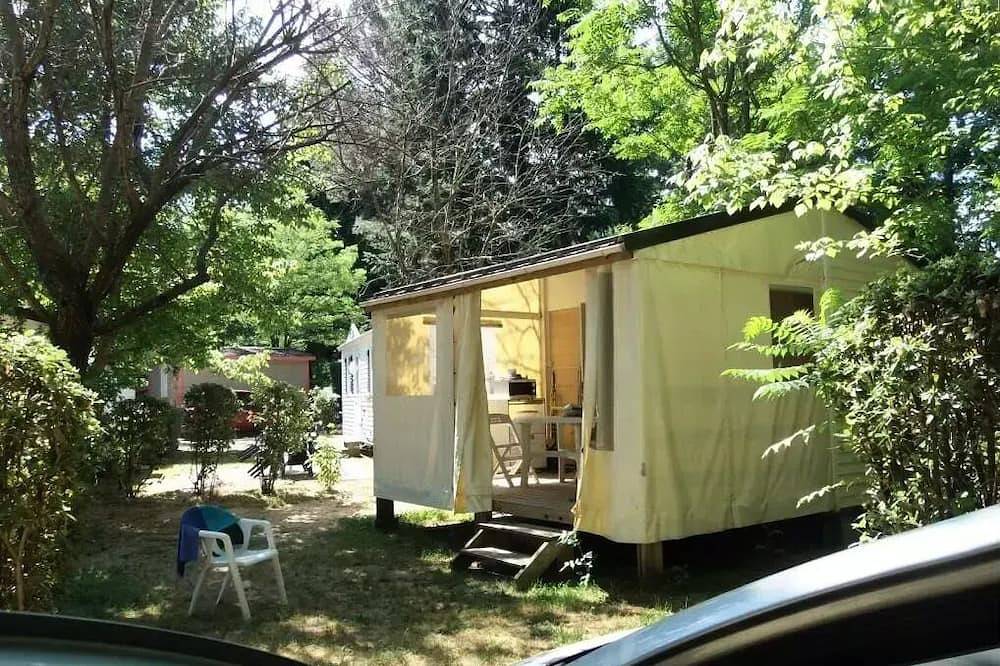 Tithome (sans sanitaire) Plus de confort que la toile de tente et que la caravane (près des sanitaires) 4 personnes in Saint-Jean-du-Gard, Parc national des Cévennes