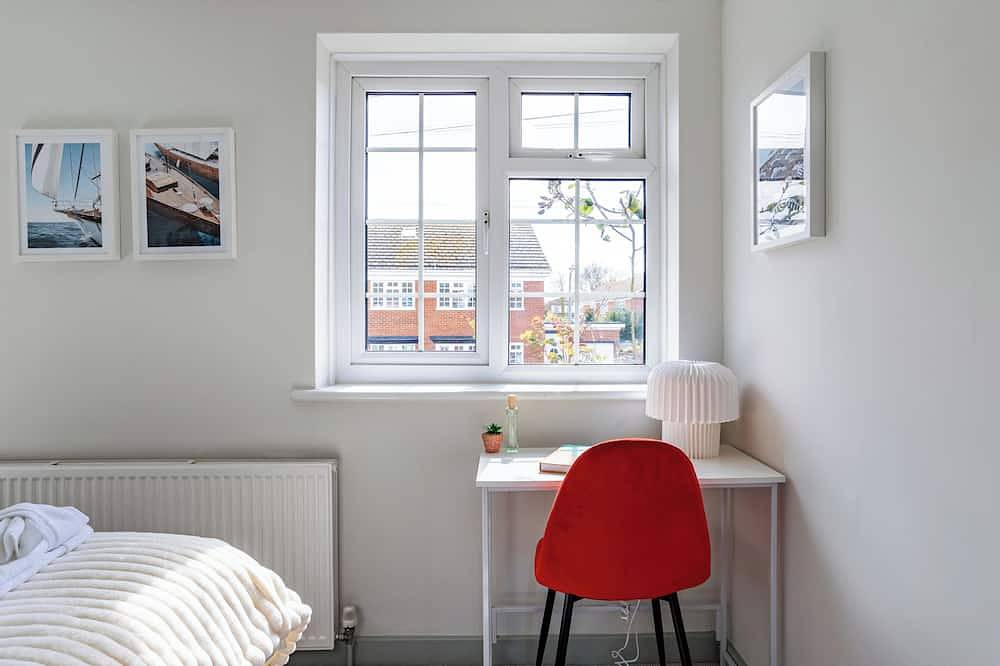 Seafront Retreat: Opulent 4Br Haven for Big Groups in Birchington, Kent