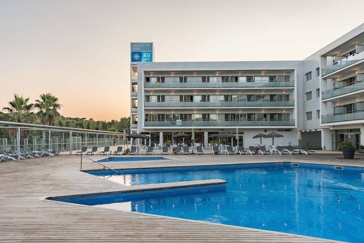 Hôtel pour 2 personnes, avec piscine et vue ainsi que terrasse et bassin pour enfant, animaux acceptés