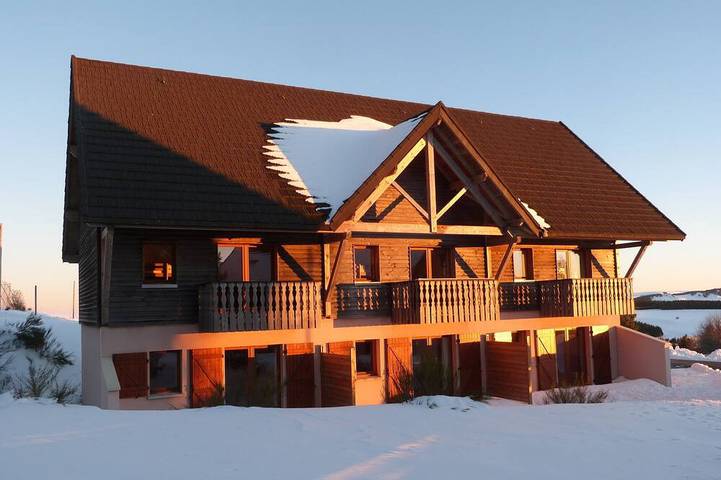 Location de vacances pour 6 personnes, avec balcon et sauna ainsi que jardin et piscine à Besse-et-Saint-Anastaise