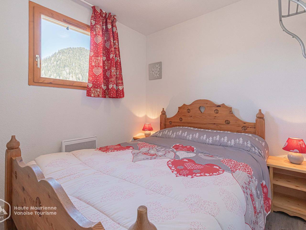 Entire apartment, Cozy 2-Bedroom Apartment for 4-6 in Modane with Free Wifi, Balconies, and 500m to Ski Lift in Valfréjus, Modane