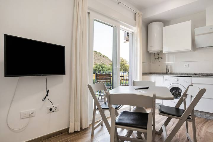 Entire apartment, Apartment 'Casa de 10 - 3A' with Mountain View, Shared Pool & Wi-Fi in Vejer de la Frontera, Costa de la Luz