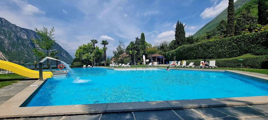 Ferienwohnung für 4 Personen, mit Balkon und Terrasse sowie Garten und Pool in Bissone