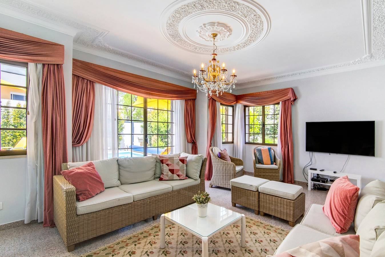 Villa 'Sunshine House' com piscina privada, Wi-Fi e ar condicionado in Faro, Ria Formosa