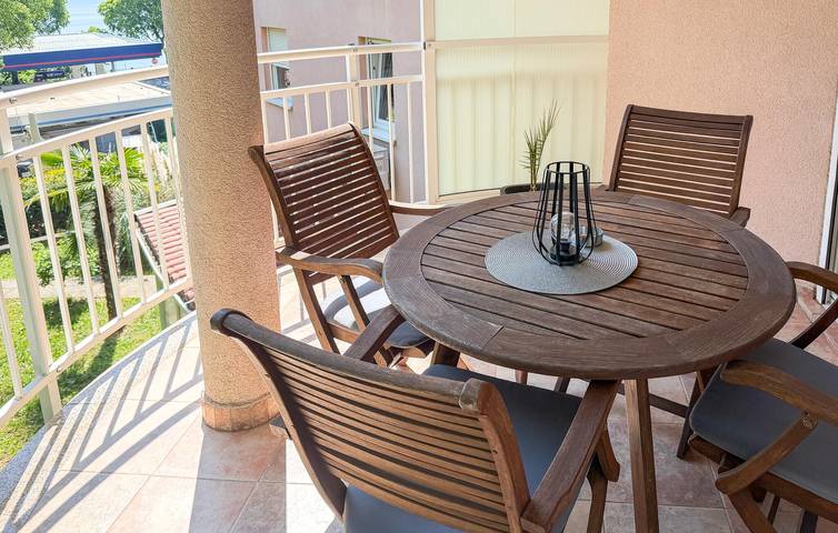 Ganze Ferienwohnung, Gemütliches Apartment mit Meerblick, Terrasse, Parkplatz und WLAN – 1000 m vom Strand von Kantrida entfernt in Rijeka, Primorje-Gorski Kotar