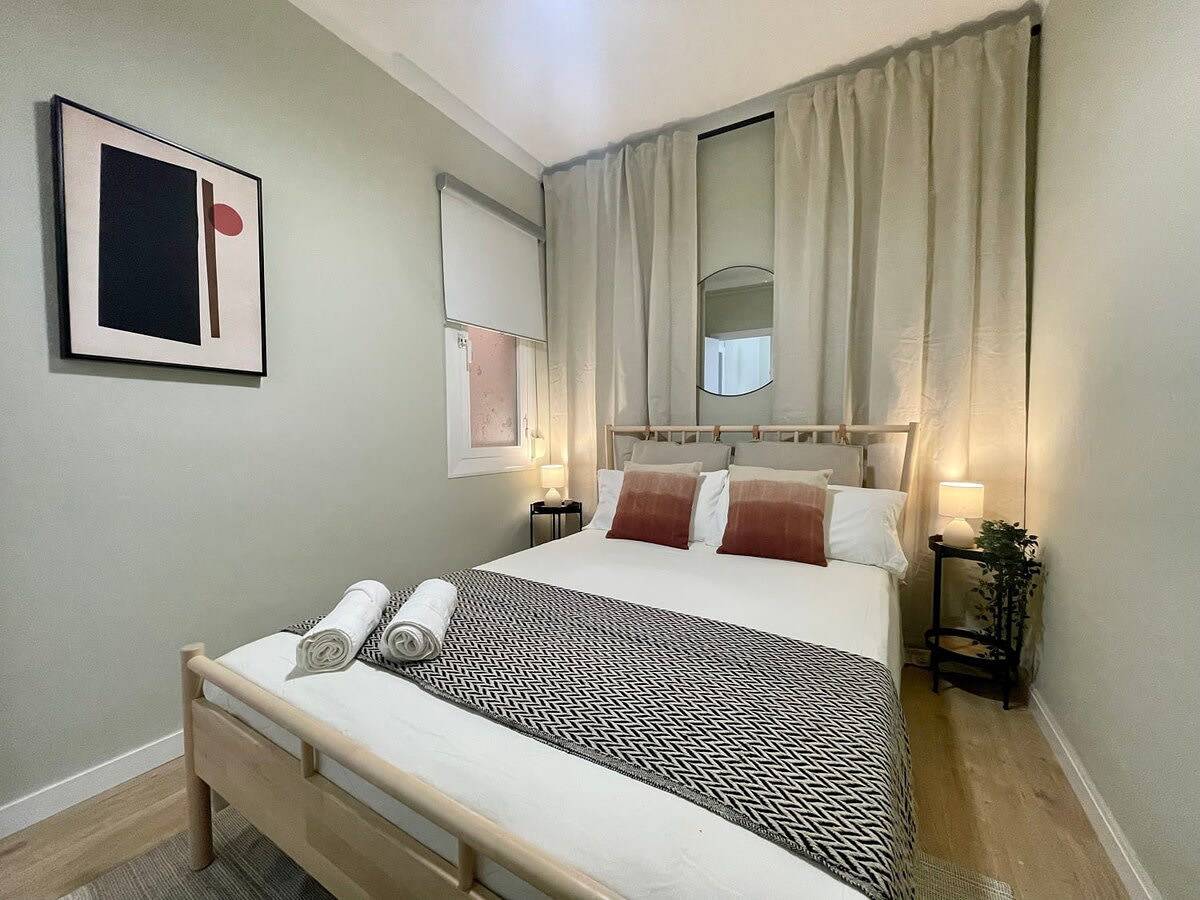 Entire apartment, Modern & comfy 3Bd in Avinguda Paralel in Barcelona Centre, Barcelona