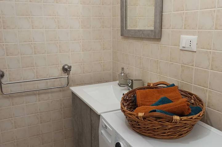 Apartamento entero, Renovated studio apartment by the sea - Co-Aaut in Savona (City), Savona