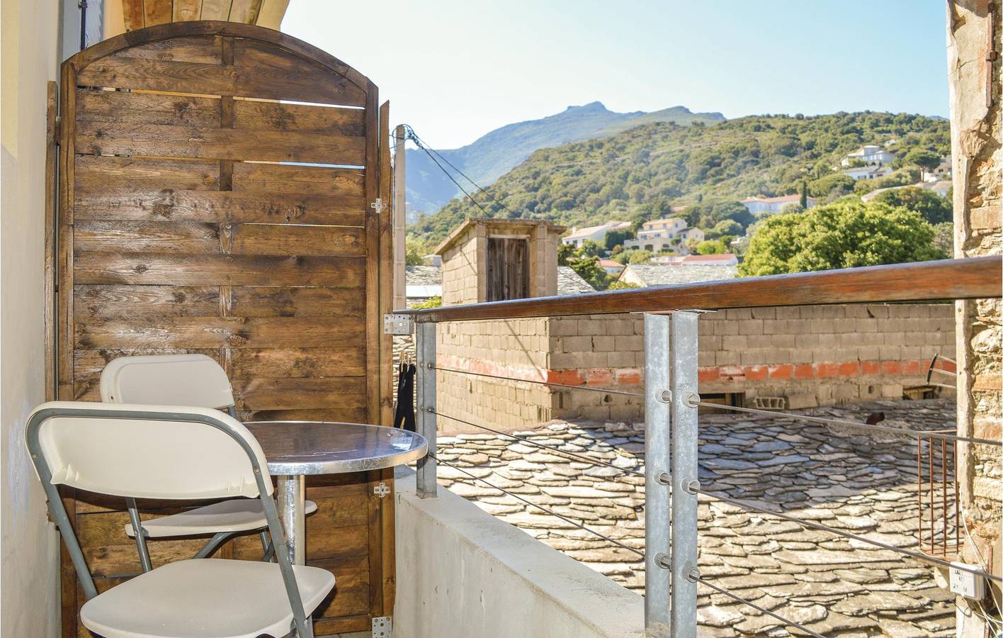 Appartement de vacances entier, Appartement confortable avec terrasse, parking et climatisation, à 2,5 km de la plage in Miomo, Santa-Maria-di-Lota