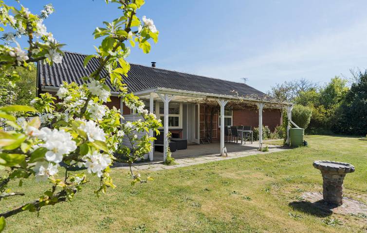 Ferieudlejning for 6 personer, med have og terrasse, børnevenlig i Husby