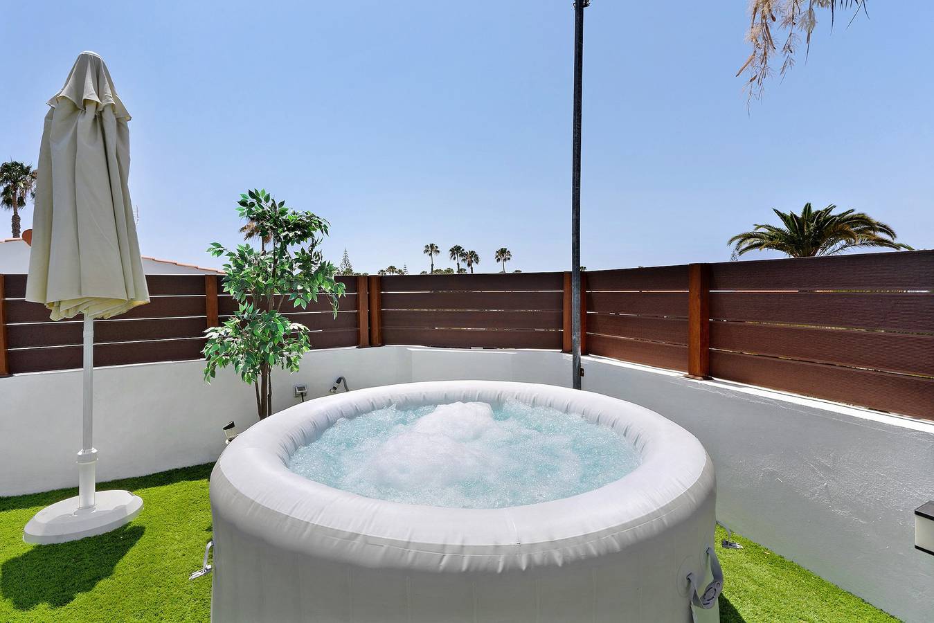 Apartamento inteiro, Casa de férias 'Casa Luna Kingbed e Jacuzzi' com vista para a montanha, piscina partilhada e Wi-Fi in Campo Internacional, San Bartolomé de Tirajana
