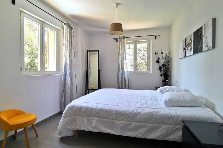 Villa récente 3 chambres, village de charme calme, piscine proche aix et luberon in Rognes, Région d'Aix-en-Provence