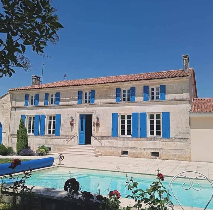 Location de vacances pour 4 personnes, avec piscine ainsi que jardin et jacuzzi dans Montchaude