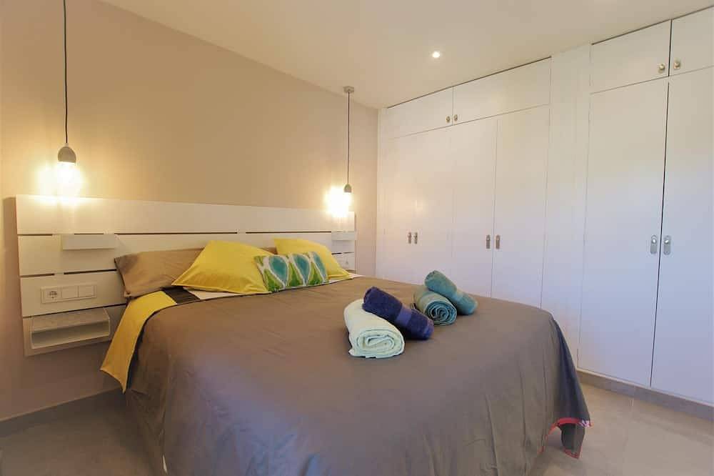 Entire apartment, Cala Major Sea‑View Work‑Retreat: Wifi & Parking in Cala Major, Palma