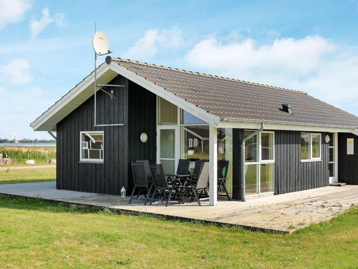 Ferieudlejning for 8 personer, med Jacuzzi og Terrasse såvel som Have og Sauna i Egense