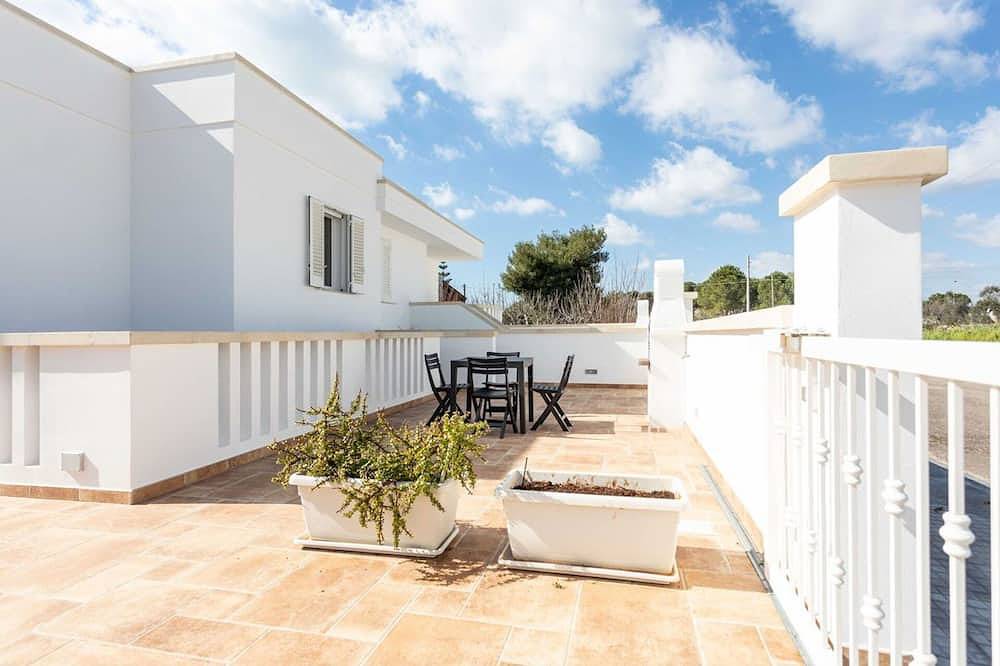 Acogedor apartamento en villa para 4 personas con A/C, Tv, patio y aparcamiento in Marina di Pescoluse, Pescoluse