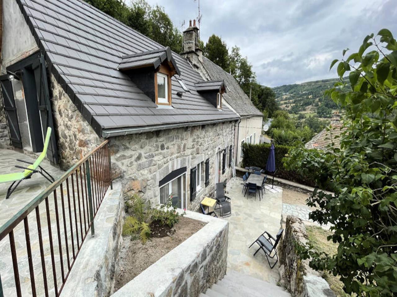 Entire apartment, House in Chambeuil near Lioran Ski Slopes in Laveissière, Volcans d'Auvergne Regional Nature Park