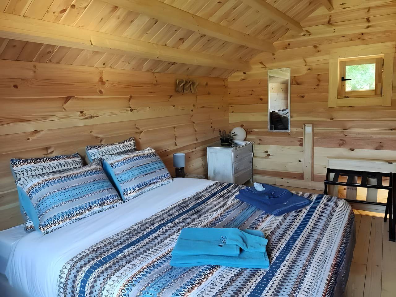 Gästezimmer 'Au Chant Des Oiseaux - Rouge Gorge -' in Varen, Holzofenpizza und Wlan in Varen, Zentralmassiv