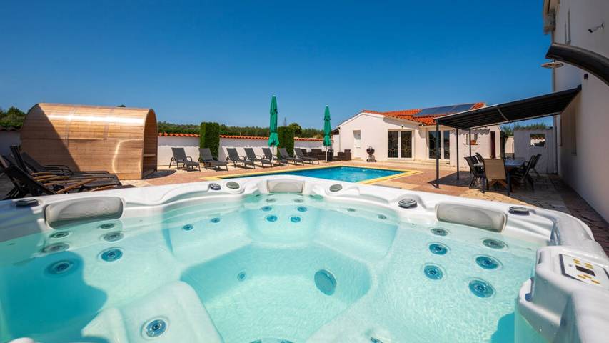 Villa für 22 Personen, mit Whirlpool und Garten sowie Sauna und Terrasse - 1
