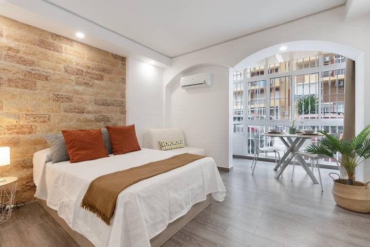 Entire apartment, Apartment 'Gamonal Beach Studio' with Shared Pool, Wi-Fi and Air Conditioning in Benalmádena Costa, Benalmádena
