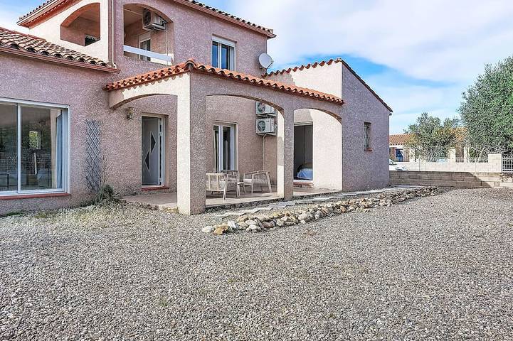 Location de vacances pour 8 personnes, avec jardin et piscine à Brouilla