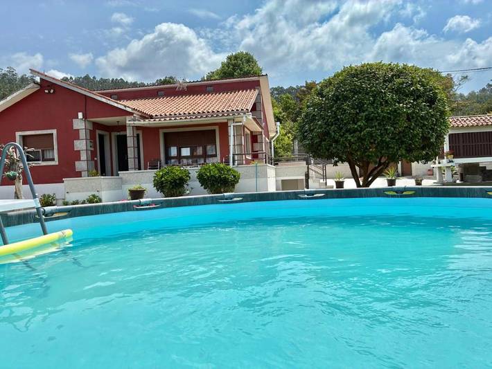 Casa de vacaciones para 6 personas, con Balcón y Terraza además de Jardín y Piscina en Sanxenxo