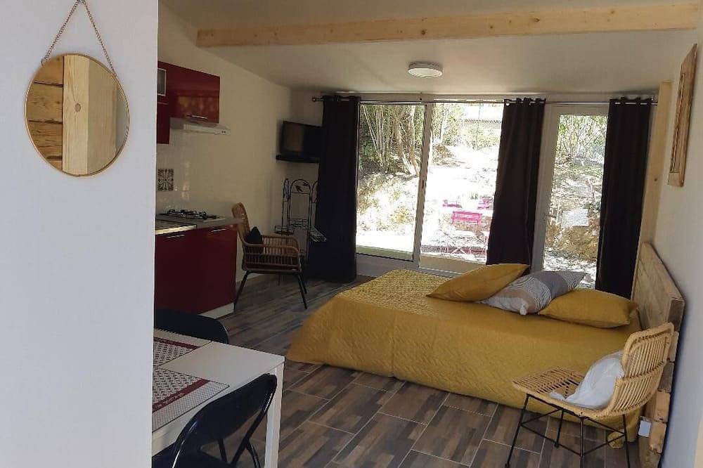 Entire apartment, Former stables converted into 29M2 studios with terrace, shared garden, . in Saint-Zacharie, Brignoles region