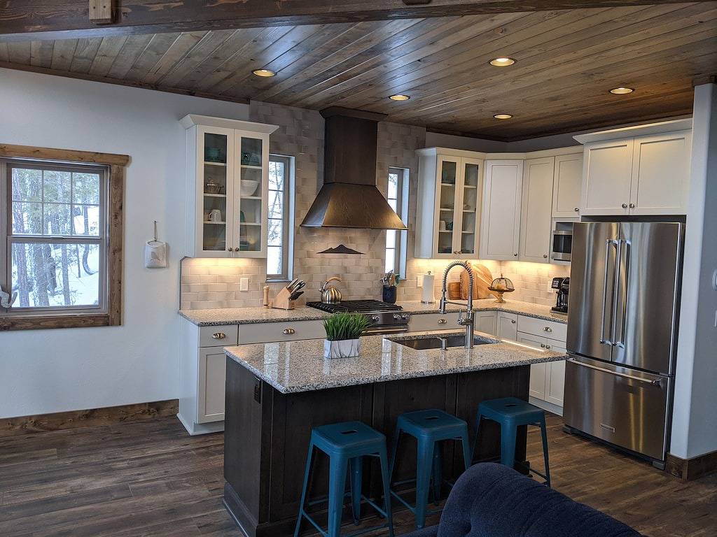 Neue Hütte im Wald, Whirlpool, Außenkamin, riesiges Deck, 6 Acres, Pool Tbl in Florissant, Teller County