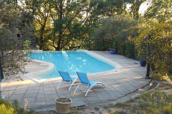 Gîte pour 3 personnes, avec terrasse ainsi que piscine et jardin à Collorgues